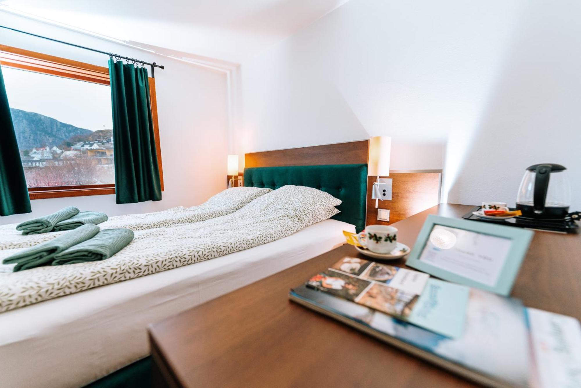 Hotel Nokling & Camping Hjelmeland Exterior foto